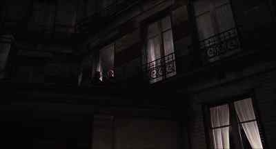 - What was that?
- Down in the courtyard. - The Tenant