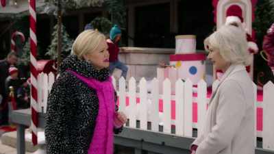 What is that expression?
"Teamwork makes the dream work." - Holiday Mismatch