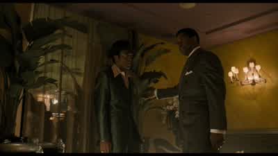 What is that you got onWhat's what manYeah that What you got onThis is a very very very nice suitThat's a very very very nice suit huhThat's a clown suit That's a costume come on manWith a big sign on it that says arrest meYou understand You're too - American Gangster