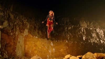 - What was that?
- It's a yellow sun grenade. - Supergirl