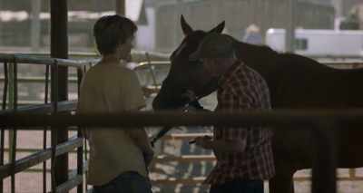 - What is that stuff?
- Stay here. It's just vitamins. - Lean on Pete