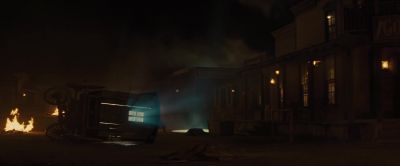 - What is that thing?
- Why are you asking me? - Cowboys &amp; Aliens