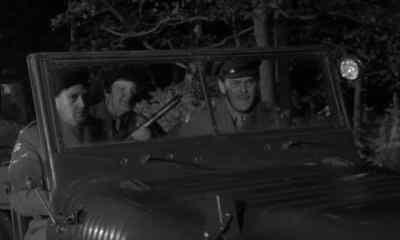 -What the devil's this?
-Road up, sir. - Two Way Stretch
