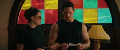 - What is this?
- Do your job, Stu... Elliot. - The Re-Education of Molly Singer