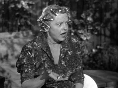 - What is this?
- Gracie, your hair! - The Fuller Brush Girl