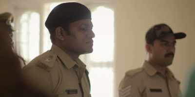 -What time do we see him arrive?
-At 2:00 p.m., sir. - Crime Stories: India Detectives