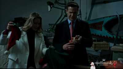 What? What is this,
is this your dad's? - Christmas Wishes & Mistletoe Kisses