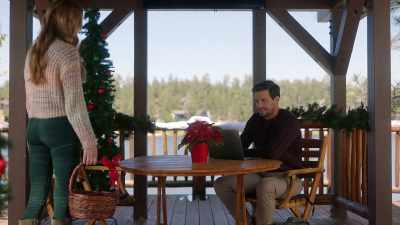 -What you working on?
-Oh, uh, it's nothing. - Christmas on the Menu