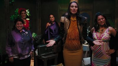 -What'd she say? What'd she say?
-Something, something, Arab women. - Sex and the City 2
