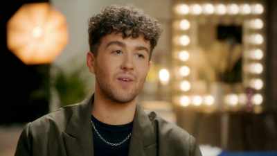 Whatever life throws at me,
I'm gonna grab it and throw it right back, - Glow Up: Britain's Next Make-Up Star