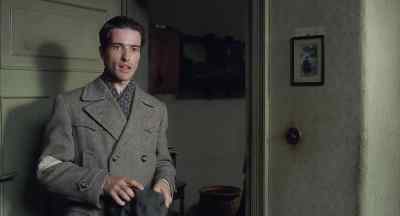 - What's this about?\N- Sit down, have tea. - The Pianist