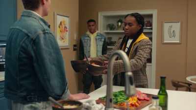 - What's he doing here?
- You know I'm standing right here. - Naomi