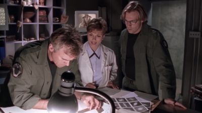 - What's he doing?
- I don't know. - Stargate SG-1