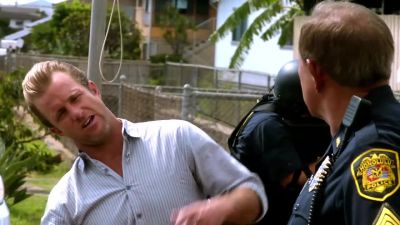What's he doing? - Hawaii Five-0
