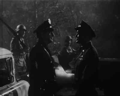 What's going on here,
Lieutenant ? - Invasion of the Saucer-Men