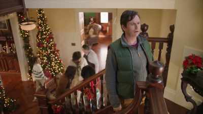 - What's going on?
- House tour. Duh. - 'Twas the Date Before Christmas