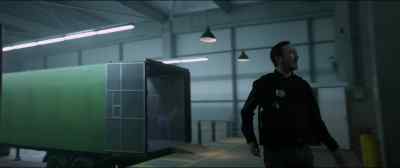 What's going on?
PASSING SOLDIER: We're under attack. - The Hurricane Heist