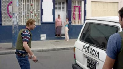 - What's going on?
- Some shit's going down at checkpoint. - Narcos
