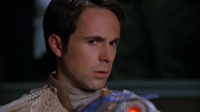 What's going on?
We're not just gonna let him leave. - Stargate SG-1