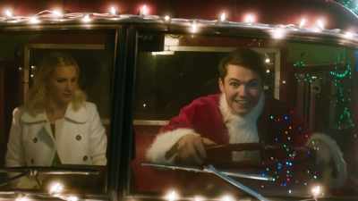 -What's happening?
-[engine sputtering] - Santa Fake