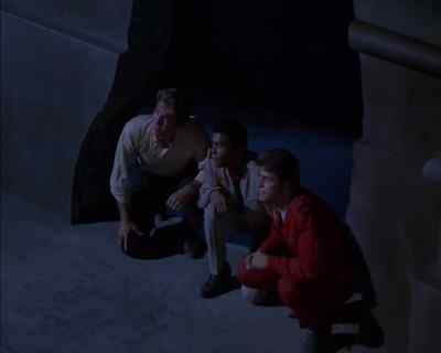 What's he hunting for? - Land of the Giants