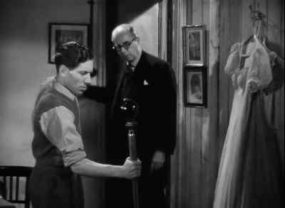 - What's your idea, governor?
- Just a little experiment. - Stage Fright