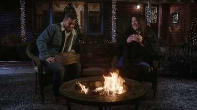 - What's in the box? Hm.
- Oh, yeah. This? - A Country Christmas Harmony