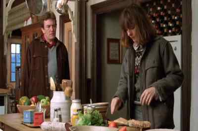- What's that?
- Frank's lunch. He loves Syrian bread. - Shoot the Moon