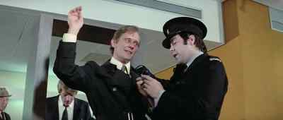 - What's that?
- It looks like a gun to me. - The Tamarind Seed