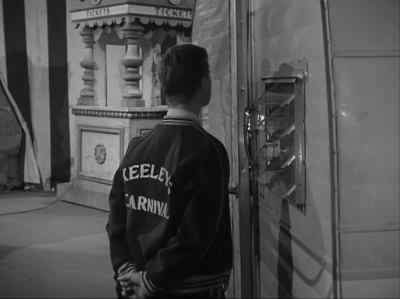 -What's the big idea?
-Let me handle this, - Alfred Hitchcock Presents