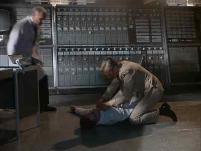 - Whats the matter?
- He stopped breathing. - The Time Tunnel