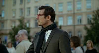 - What's the matter?
- Help me, - The Square