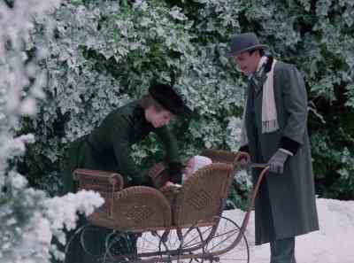- What's the matter, Sarah?
- Is she cold? - Yes Virginia, There Is a Santa Claus