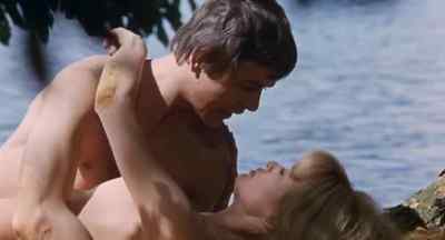 - What's the matter?
- There's something wet! - Here We Go Round the Mulberry Bush