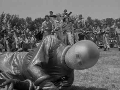 What's the matter with him?
He's hurt. Look! - The Day the Earth Stood Still