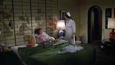 - What's under that napkin?
- There's nothing there. - It's Alive