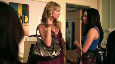 What's up with her? - Pretty Little Liars