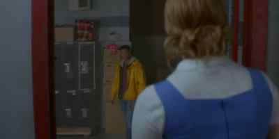 - What's with the secrecy?
- The cops just tossed my place. - Nancy Drew