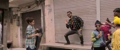-What's wrong?
-Are you and sis... That's for the world - Manmarziyaan