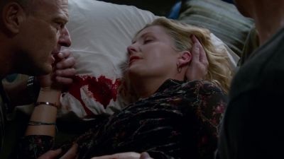 - What's wrong?
- Her pulse is dropping. - Under the Dome