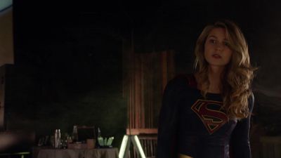 - What's wrong?
- I can't get it... - Supergirl