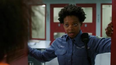 -What's wrong?
-I need you to do me a favor. - Orange Is the New Black