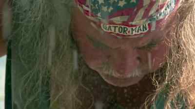     Whee! Got his attention. - Swamp People