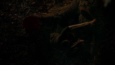 - [wheezing]
- Sofya, fight her. - The Originals