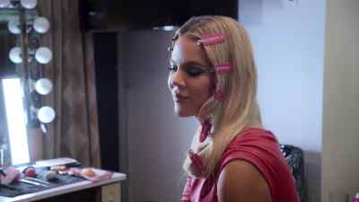 When she came out with that
pink thing and got on the stage... - The Kardashians