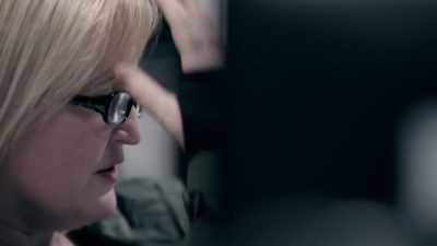 When he first comes out,
his cap's not pulled right down, - The Detectives: Fighting Organised Crime