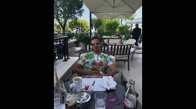 When he's out to dinner, - The Tinder Swindler