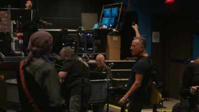 ♪ When I'm out in the street ♪ - Road Diary: Bruce Springsteen and The E Street Band