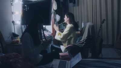 When Jin He first came to us,
she was - Can't Feel Nothing