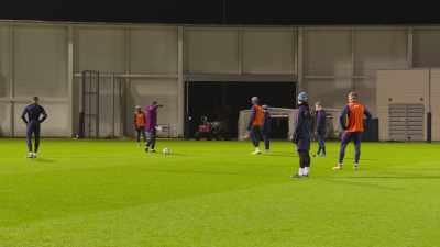 When they jump, you go inside to Kevin
and Gündo, to pick him up. - All or Nothing: Manchester City
